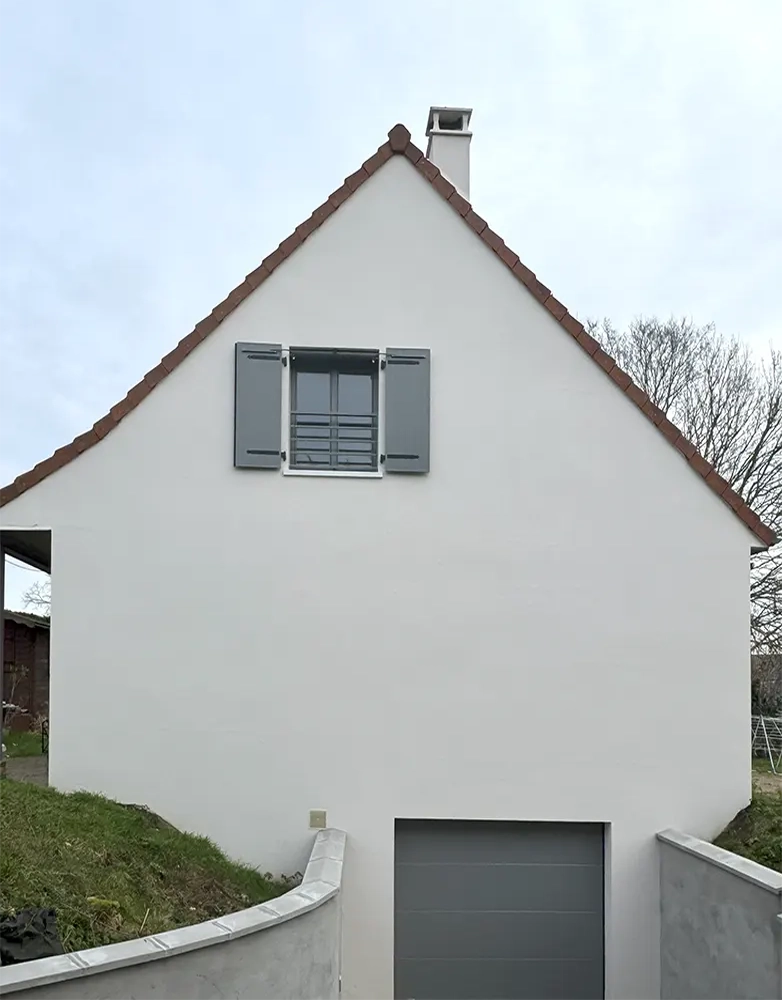 le côté de la maison après rénovation 