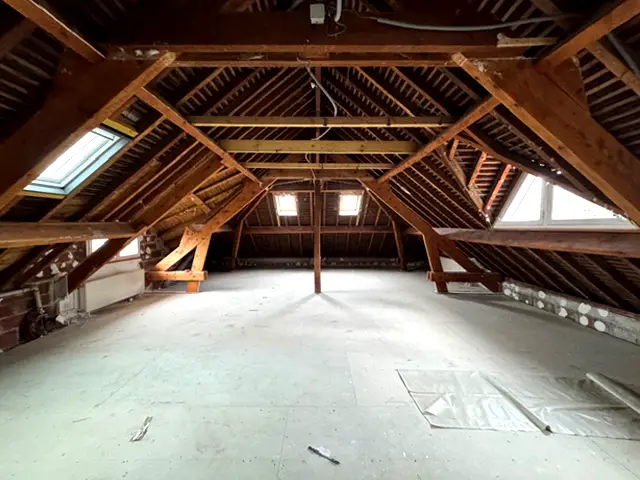 combles avant rénovation maison individuelle