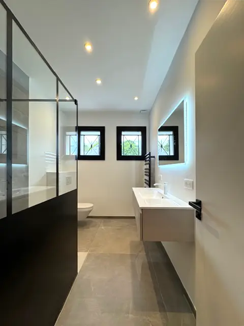 salle de douche depuis la porte