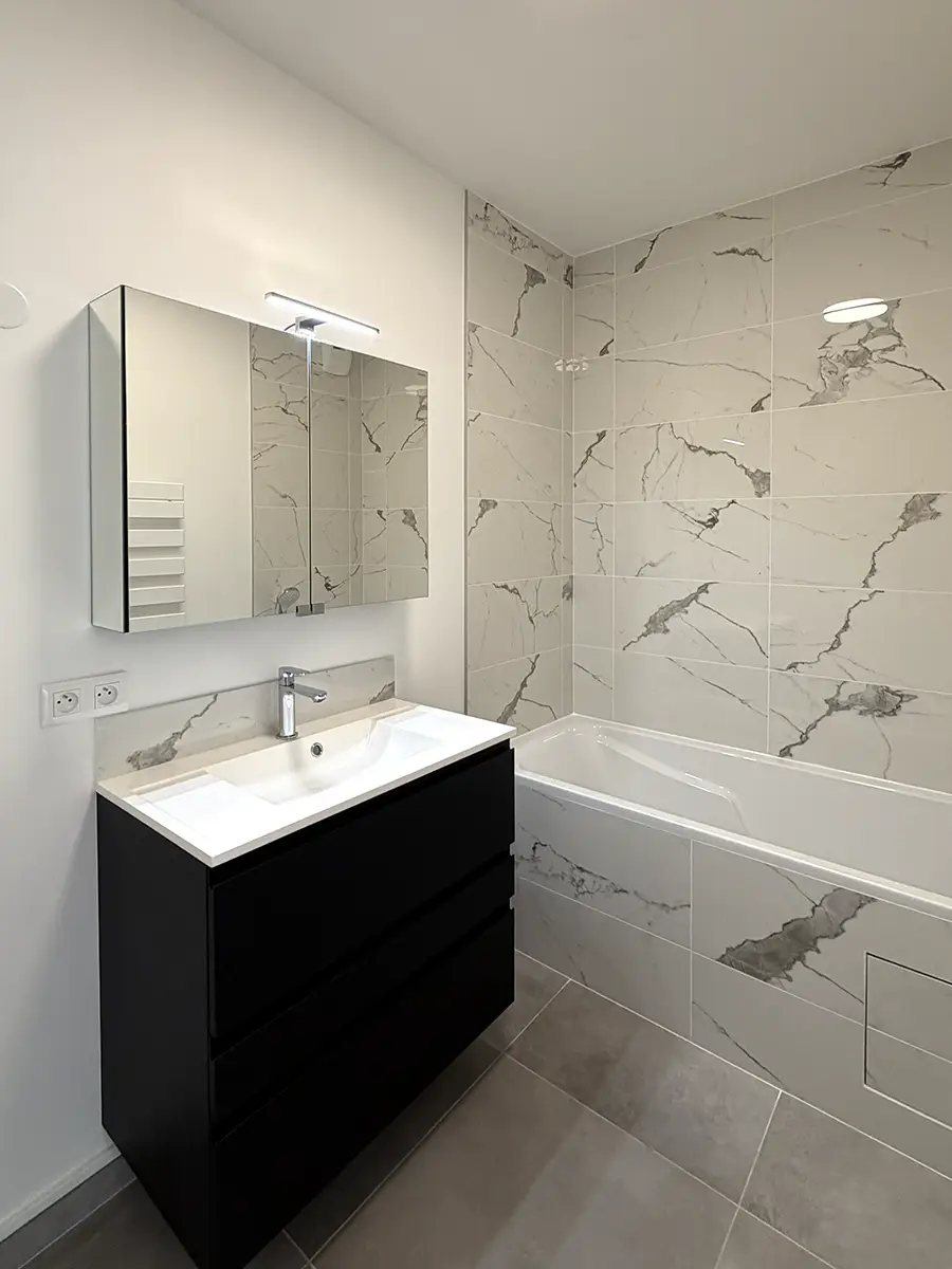 vue sur la salle de bain après la rénovation